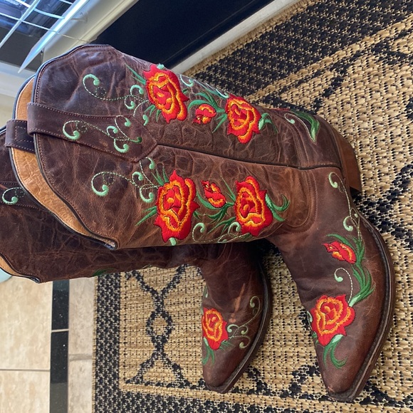 Excellence in motion wearing a fabulous Johnny Ringo boots🌺🌸🌺 - Picture 3 of 15